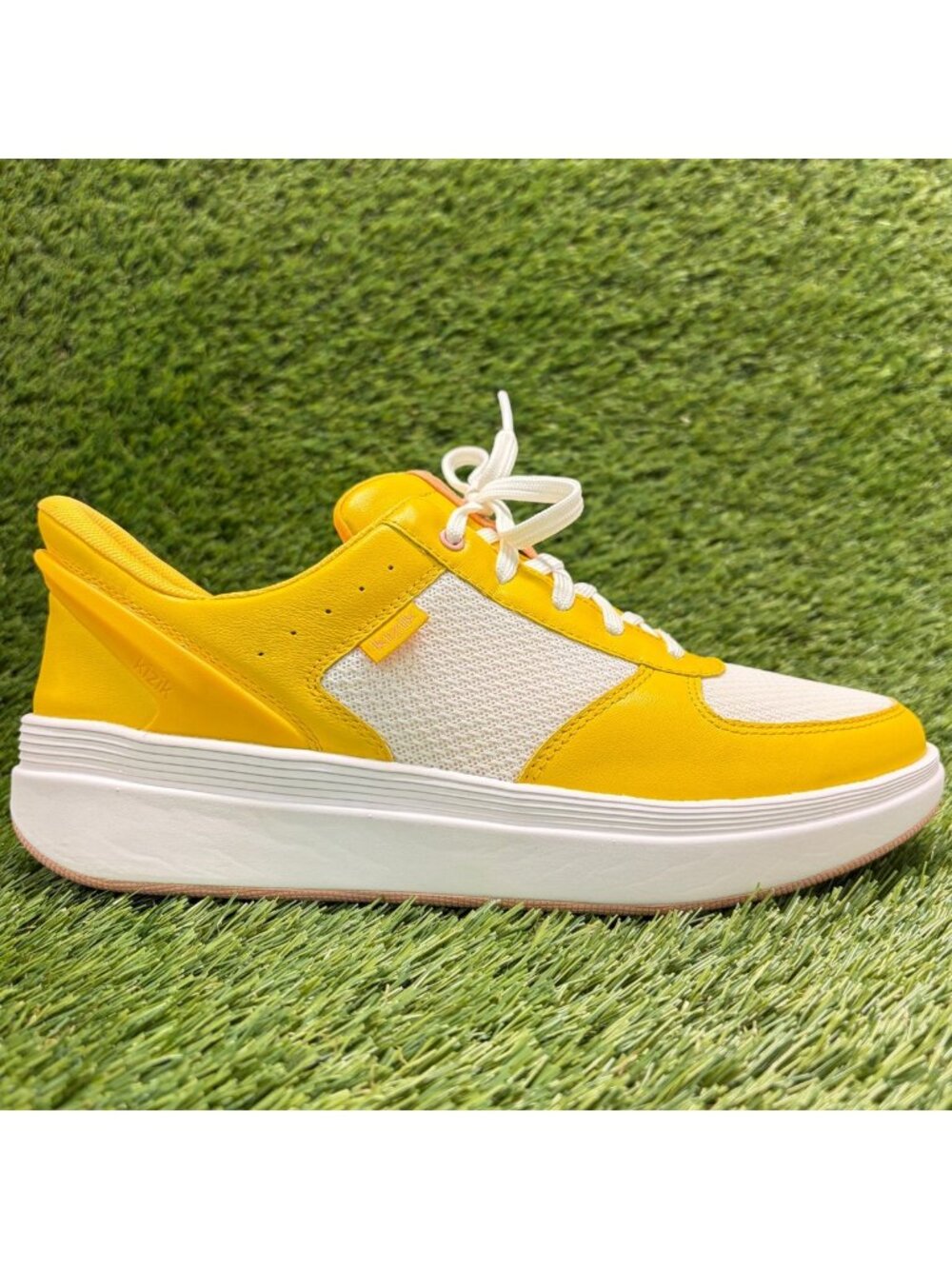 Kizik Brisbane Womens Size 9.5D White Yellow Athletic Running Shoes Sneakers